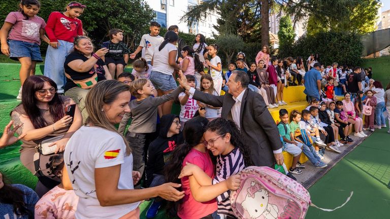 Caballero saludando a los escolares de A Doblada