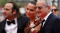 Vincent Macaigne, Alicia Vikander y Olivier Assayas, en la alfombra roja de Cannes.