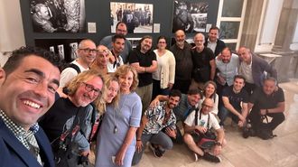 El presidente de la Diputacin de Pontevedra quiso inmortalizar el encuentro con los fotoperiodistas