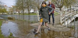 Ana Pont�n, ayer, en el San Marti�o, donde el agua todav�a dificultaba el tr�nsito. 