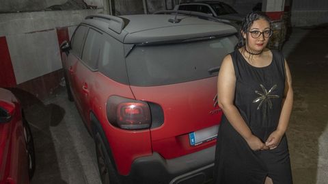 Imane junto al coche, parado en un garaje de la compostelana r&uacute;a do Home Santo