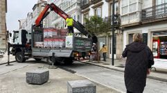 Descarga de material de obra en la calle de la Iglesia realizada el pasado mes de octubre.