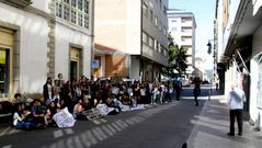 Los estudiantes protagonizaron una sentada ante la sede del PP