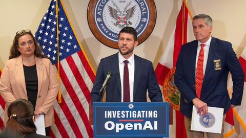 El fiscal general de Florida, James Uthmeier, en la rueda de prensa sobre la investigaci�n a OpenAI