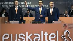 Euskaltel ha celebrado hoy su Junta General de Accionistas, presidida por Alberto Garca Erauskin (c), acompaado de Francisco Arteche (i), consejero delegado; Francisco Javier Allende (d), secretario general y el resto de consejeros. 