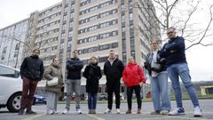 Algunos de los propietarios de los pisos del edificio 17-19 de la calle Novo Mesoiro