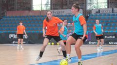 Laura Barranco controla el baln ante Ana Eliza en uno de los primeros entrenamientos de la pretemporada