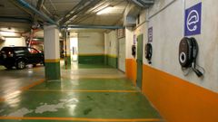 Punto de carga de coches el�ctricos en el p�rking de O Rueiro