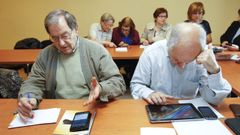 Imagen de archivo de un curso de m�viles para mayores