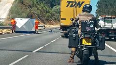 Escenario. Los servicios de emergencias se esforzaron para que el cuerpo sin vida de Brais Otero no fuera observado o retratado por los muchos coches que circularon por ese vial tras el siniestro y hasta la retirada del cadver. Los testigos del siniestro s se bajaron de sus coches para socorrer a los implicados.