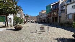 Una barrera con un letrero en la plaza del Cant�n se�ala que este espacio ser� de car�cter peatonal