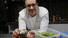 El chef con el plato de merengue, guisante lgrima y menta.