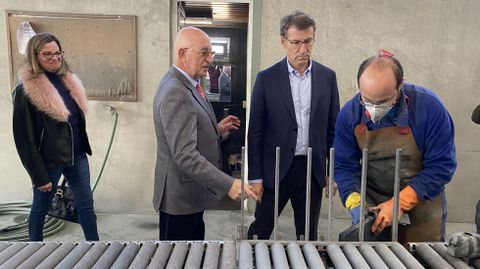 Nez Feijoo conoce el proceso de elaboracin de la pizarra