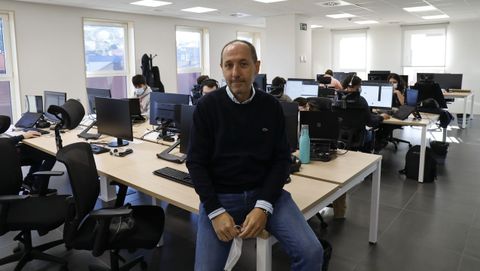 Francisco Romero, que es de familia compostelana, en la sede de la compañía, en O Restollal.