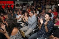 Suso Santamar�a entreg� a Krahe el premio Pousadi�o antes del concierto, que fue seguido por numerosas personas. 