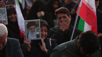 Seguidores de Jamen�i reaccionan al anuncio de su muerte por parte de Estados Unidos e Israel