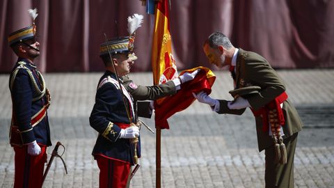 El rey Felipe VI besa la bandera en el acto castrense celebrado en Zaragoza.