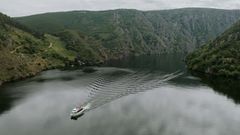 Una embarcaci�n tur�stica navegando por el ca��n del Sil a  a la altura de Nogueira de Ramu�n