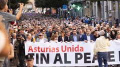 Varias personas con una pancarta, durante la manifestaci�n en contra del peaje del Huerna, a 17 de octubre de 2025, en Oviedo, Principado de Asturias (Espa�a).