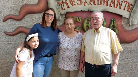 Clotilde y Feliciano, fundadores de A Cepa, con su hija, María del Mar, y su nieta Ainara, de siete años