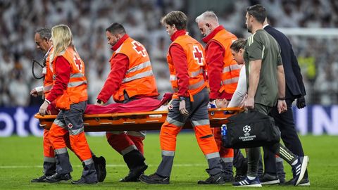 Ra&uacute;l Asencio, retir&aacute;ndose en camilla despu&eacute;s de chocar con Camavinga en el partido ante el Benfica.