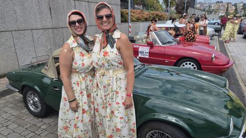 Dos de las participantes en el Rally das Donas antes de la salida