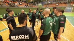 La plantilla del Balonm�n Xiria escuchando a Adri�n Dubra durante un tiempo muerto