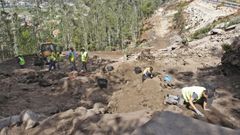 Foto de archivo sobre la limpieza de la zona durante la construcci�n de la autov�a.