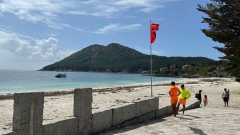 La bandera roja izada este domingo en la playa de San Francisco.