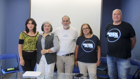 Integrantes de la asociaci�n Asovedra, con su presidente, Manuel Osorio en el centro, este jueves en la Casa Azul de Pontevedra