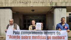 Los sindicalistas Julio Daz (ANPE), Sandra Montero (UGT) y Borja Campos (Comisins Obreiras) delante de los juzgados de Santiago tras presentar el recurso