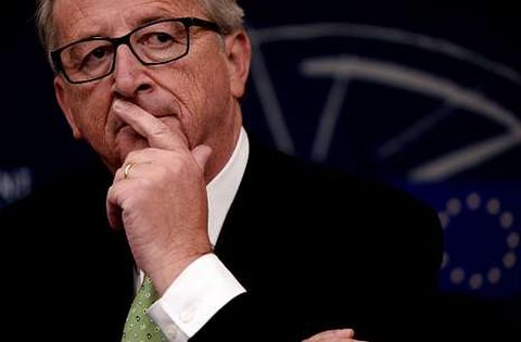 Su pasado poltico pasa factura a Juncker en su sexto da como presidente de la Comisin. 