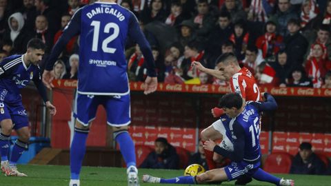Derbi asturiano entre el Real Sporting de Gijon y el Real Oviedo en El Molin�n