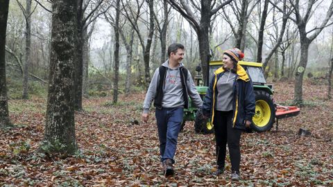 Sergio Gonzlez y Romina Paula Soria, entre los castaos de su finca en A Capela