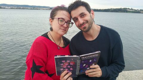Lorena Varela y Ramiro Nehuen Biocca, con la agenda Trastorning ante la r�a de Ferrol.