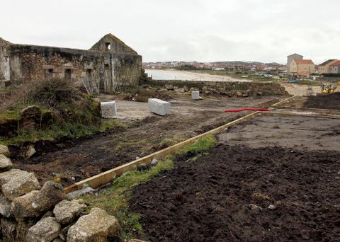 En el lugar todava se mantienen en pie parte de los muros de una antigua fbrica. 