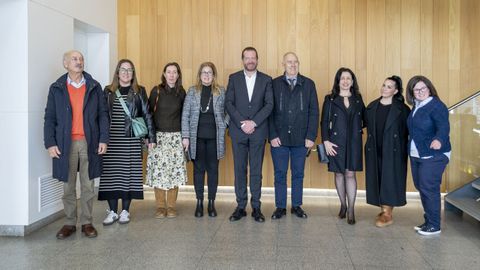 Artus Yuste, en el centro, director general del Grupo Cuevas, con representantes de las asociaciones que recibieron la aportaci�n solidaria por decisi�n de los trabajadores