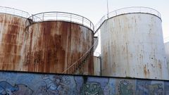 El parque de almacenamiento se desarrollar� en dos parcelas, aprovechando dep�sitos en desuso y construyendo nuevas instalaciones, que permanecer�n conectadas a trav�s de una tuber�a