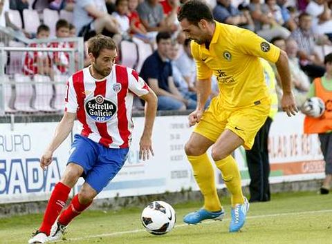 Pablo �lvarez trata de desbordar a un jugador del H�rcules en el �ngel Carro.