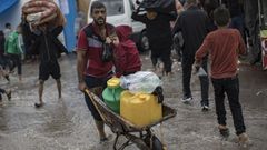 Palestinos en un campo temporal proporcionado por la ONU.