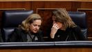 La vicepresidenta tercera del Gobierno y ministra de Asuntos Econ�micos, Nadia Calvi�o (i), conversa con la vicepresidenta cuarta y ministra para Transici�n Ecol�gica y Reto Demogr�fico, Teresa Ribera.