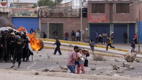 Un grupo de polic�as tratan de disolver los disturbios en las proximidades del aeropuerto de Arequipa