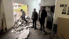 El concejal de Deportes de Caldas, Manuel Fari�a (a la derecha), acudi� al pabell�n coincidiendo con el inicio de las obras de reforma