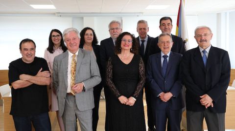 Foto de familia de los hijos adoptivos de Teo con las autoridades
