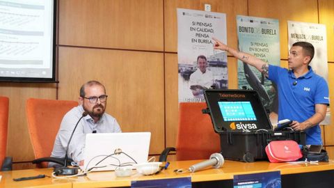 Uno de los maletines sanitarios que hay en el mercado se present� en julio del 2026 a armadores de Burela (en la foto) y de Celeiro.