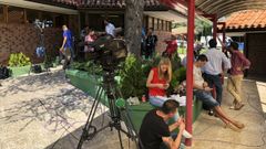 Cola de periodistas para consultar la tesis doctoral de S�nchez