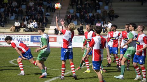 Rivera mira hacia el bal�n en el partido de este domingo en A Lomba