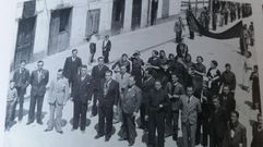 Manifestaci�n el primero de mayo de 1936, en primera fila, en el centro y con corbata, Juan Tiz�n, �ltimo alcalde republicano de Monforte