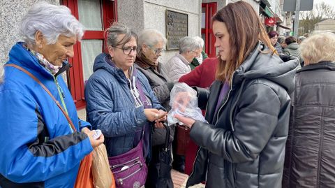 Reparto de espejos conmemorativos tras la lectura del manifiesto, ayer en A Pobra