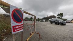 La zona de estacionamiento para clientes de la gasolinera de Lavacolla, en la N-634, estaba ayer libre de vehculos del prking fantasma